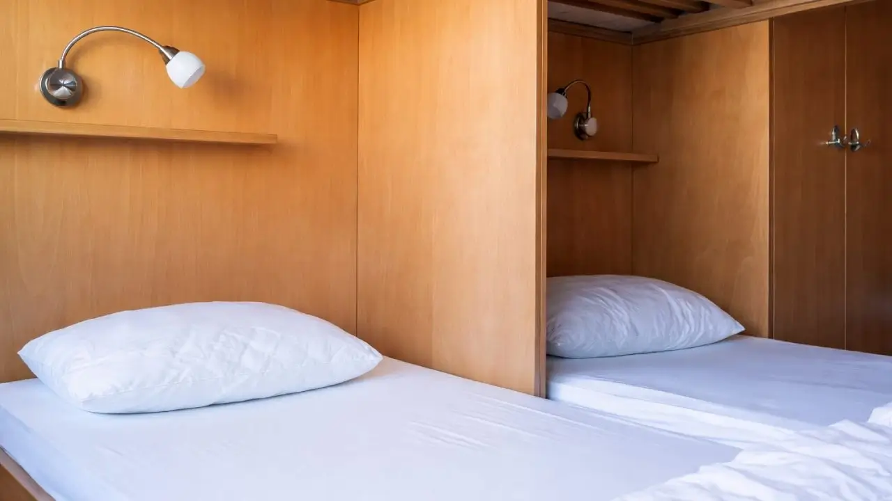 8-Bett-Zimmer mit Gemeinschaftsbad